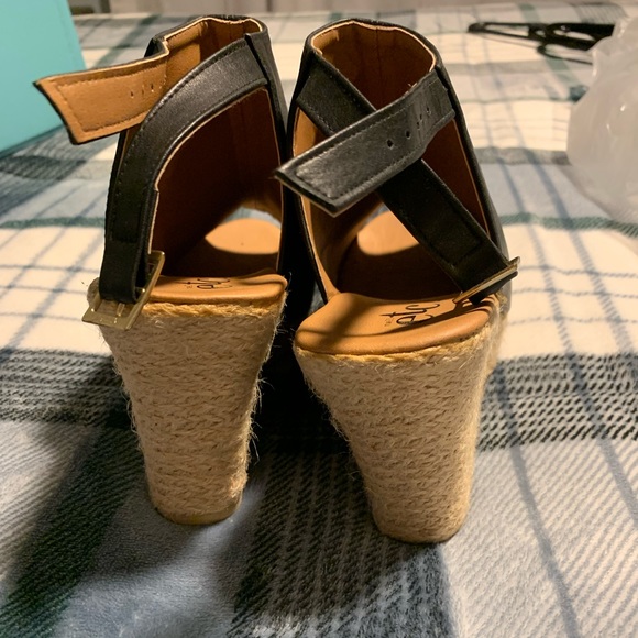 Rue 21 7-8 Black Fake Leather Wedges Peep Toe - Picture 6 of 6